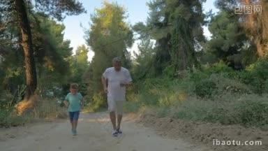 慢动作斯坦尼康拍摄的小男孩和爷爷有一个奔跑在道路上的森林活动